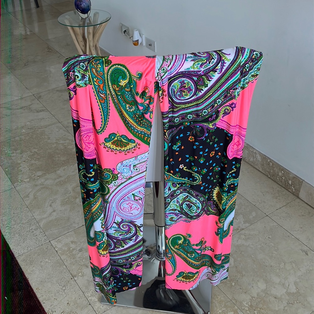 Super cute fun and bright flowy pants. Stretchy can fit S/M and maybe L.